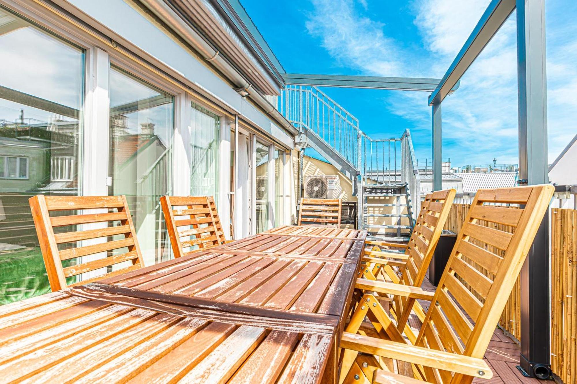 Luxury Penthouse Panorama: Your Retreat Wien